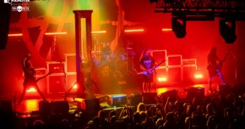 CRÓNICA: ANGELUS APATRIDA celebra 25 años en Barcelona – Sala Razzmatazz – Octubre 2025