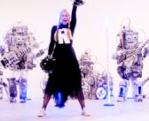 Sheri Moon Zombie debuta con «I love my robot»